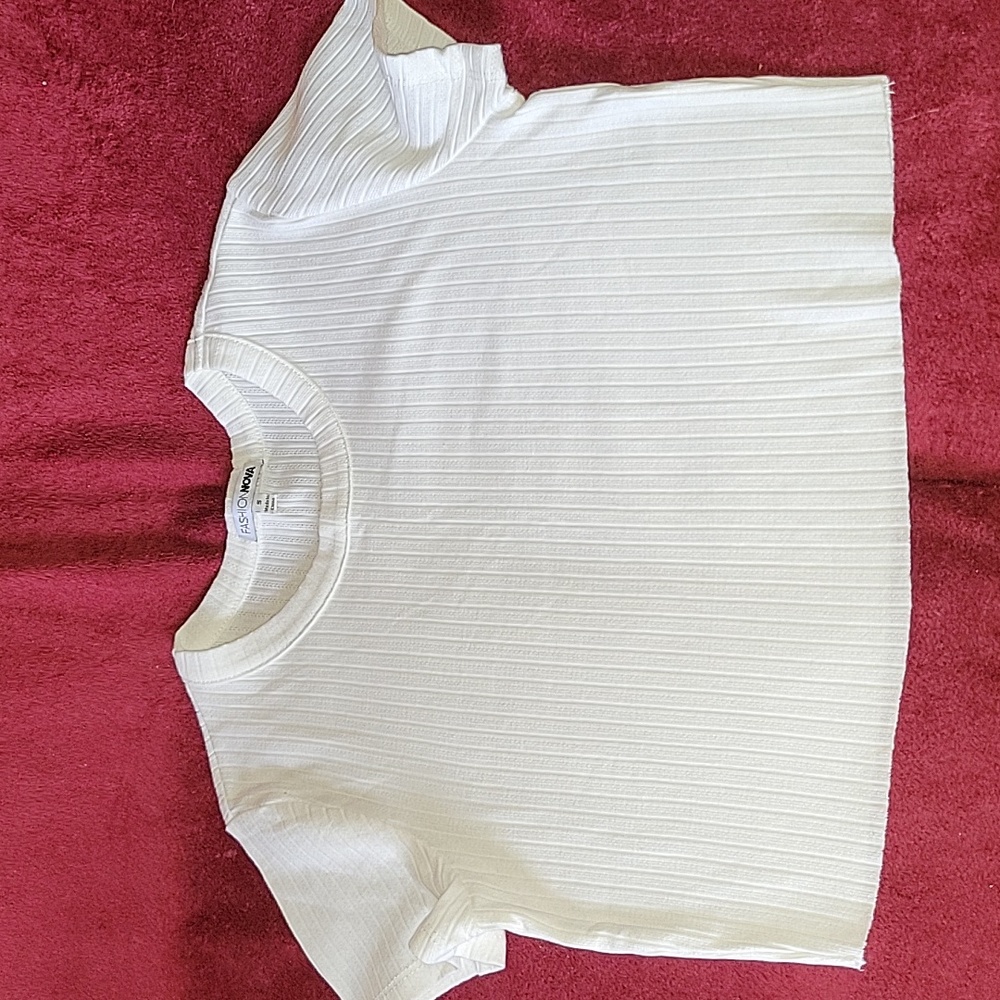 Fashion Nova: 3 shirts, and 2 Outfits (7 pieces) - Picture 2 of 8